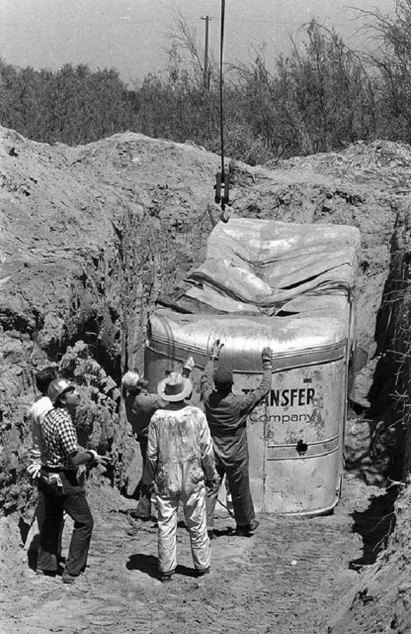 Enterrado vivo: una banda de secuestradores enterró un autobús con niños para pedir rescate Enterrado vivo: una banda de secuestradores enterró un autobús con niños para pedir rescate