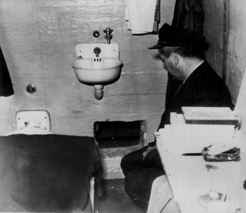 Escape from the "Alcatraz": the story of three inmates who escaped from the most secure prison USA