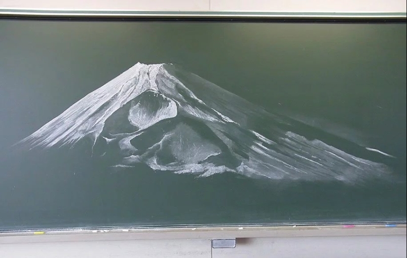 Escolares japoneses crean dibujos increíblemente hermosos en tableros escolares