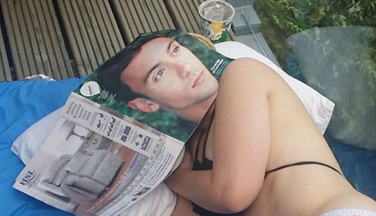 Ese momento incómodo cuando la portada está en la cara del lector Ese momento incómodo cuando la portada está en la cara del lector