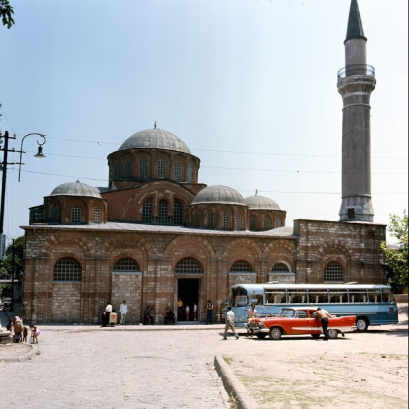 Estambul-la ciudad de los contrastes: 30 imágenes a color de la vida callejera en los años 70