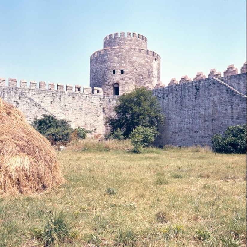 Estambul-la ciudad de los contrastes: 30 imágenes a color de la vida callejera en los años 70