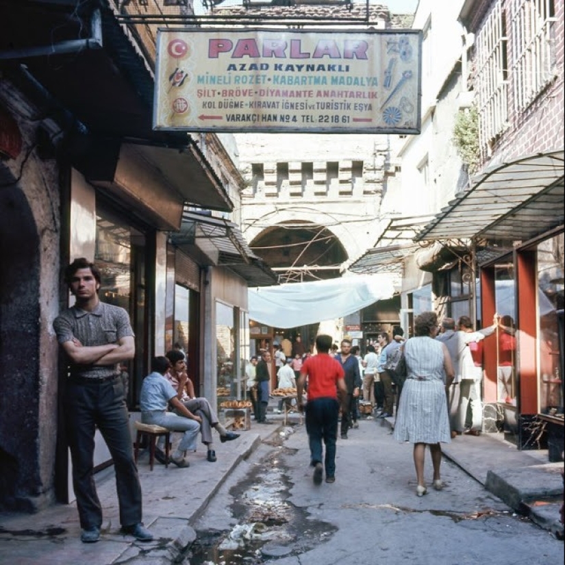 Estambul-la ciudad de los contrastes: 30 imágenes a color de la vida callejera en los años 70