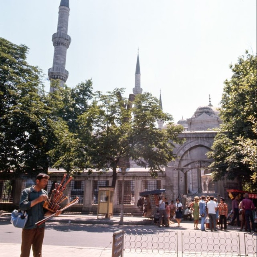 Estambul-la ciudad de los contrastes: 30 imágenes a color de la vida callejera en los años 70