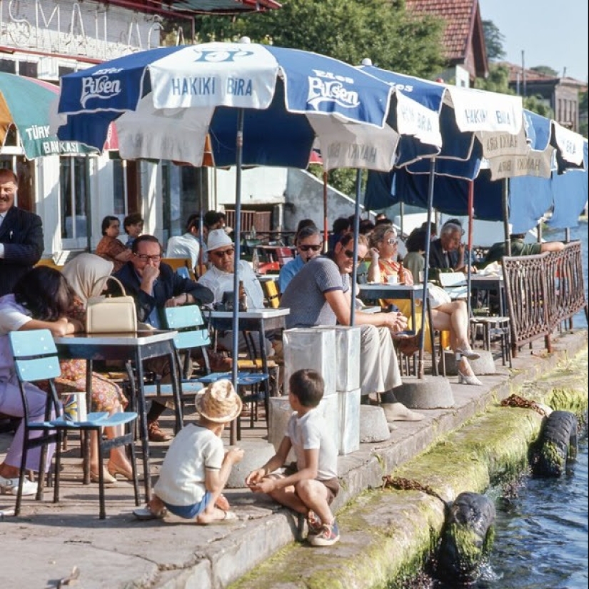 Estambul-la ciudad de los contrastes: 30 imágenes a color de la vida callejera en los años 70