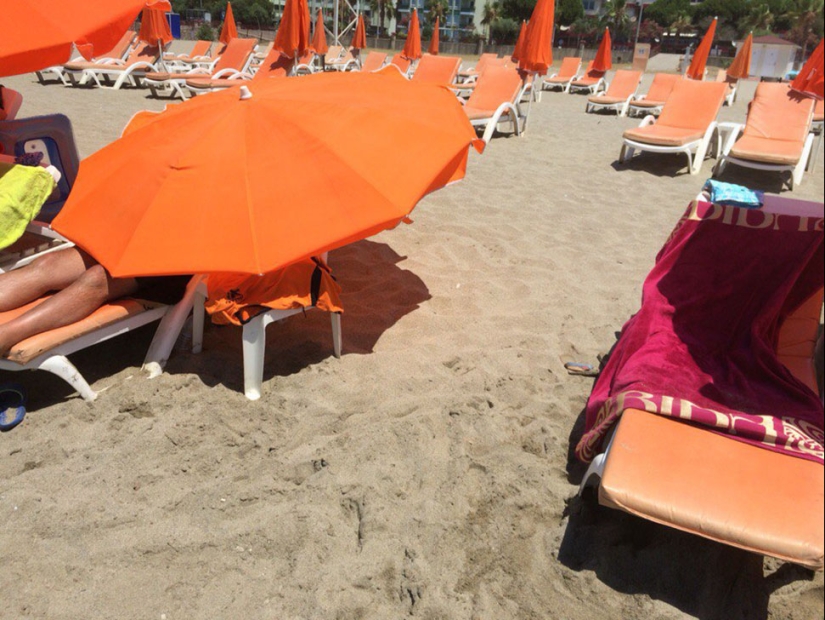 Estoy acostado en la playa: turistas monstruosamente hermosos que se pueden encontrar en cualquier playa Estoy acostado en la playa: turistas monstruosamente hermosos que se pueden encontrar en cualquier playa