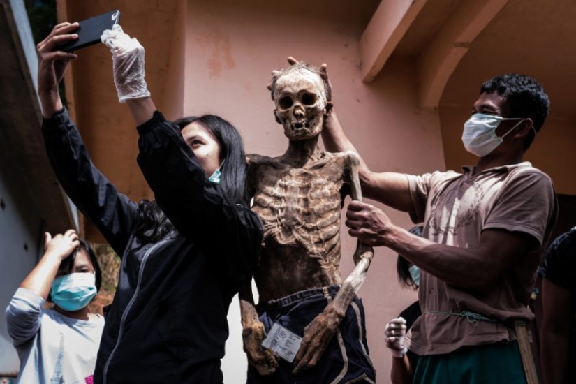 Eternal memory: residents of the Indonesian tribe have kept the bodies of deceased relatives in their homes for decades Eternal memory: residents of the Indonesian tribe have kept the bodies of deceased relatives in their homes for decades