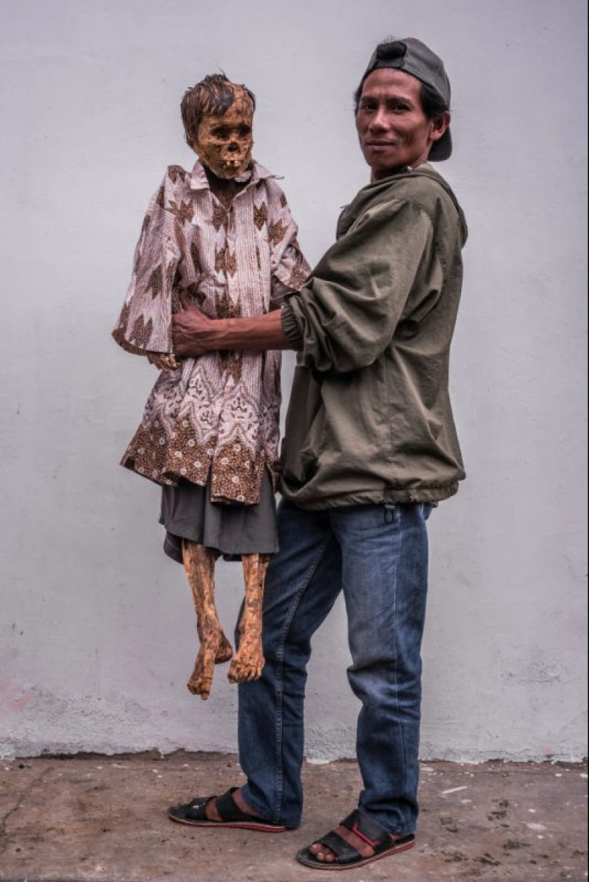 Eternal memory: residents of the Indonesian tribe have kept the bodies of deceased relatives in their homes for decades Eternal memory: residents of the Indonesian tribe have kept the bodies of deceased relatives in their homes for decades