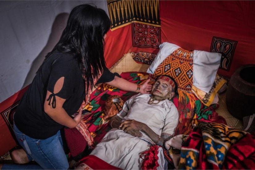 Eternal memory: residents of the Indonesian tribe have kept the bodies of deceased relatives in their homes for decades Eternal memory: residents of the Indonesian tribe have kept the bodies of deceased relatives in their homes for decades