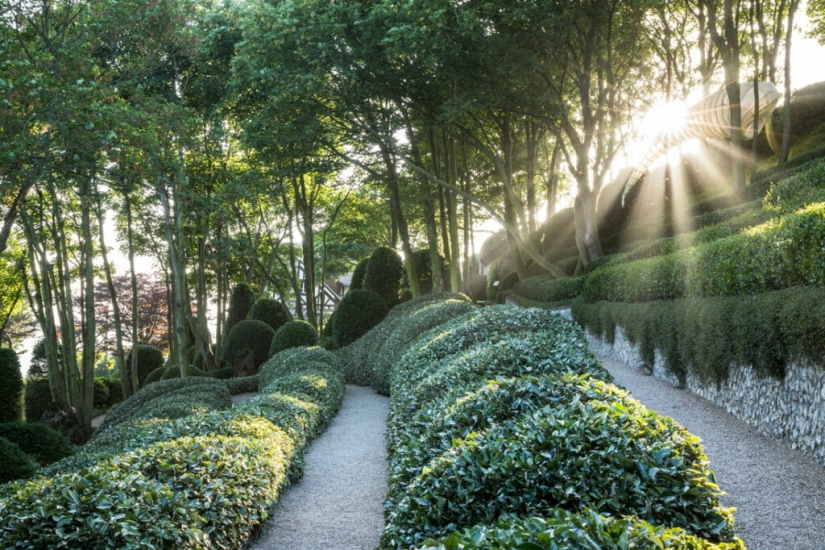 Etretat Gardens is an amazing and crazy place, imbued with the spirit of creativity Etretat Gardens is an amazing and crazy place, imbued with the spirit of creativity