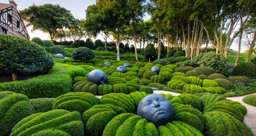 Etretat Gardens is an amazing and crazy place, imbued with the spirit of creativity Etretat Gardens is an amazing and crazy place, imbued with the spirit of creativity