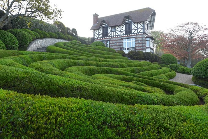 Etretat Gardens is an amazing and crazy place, imbued with the spirit of creativity Etretat Gardens is an amazing and crazy place, imbued with the spirit of creativity