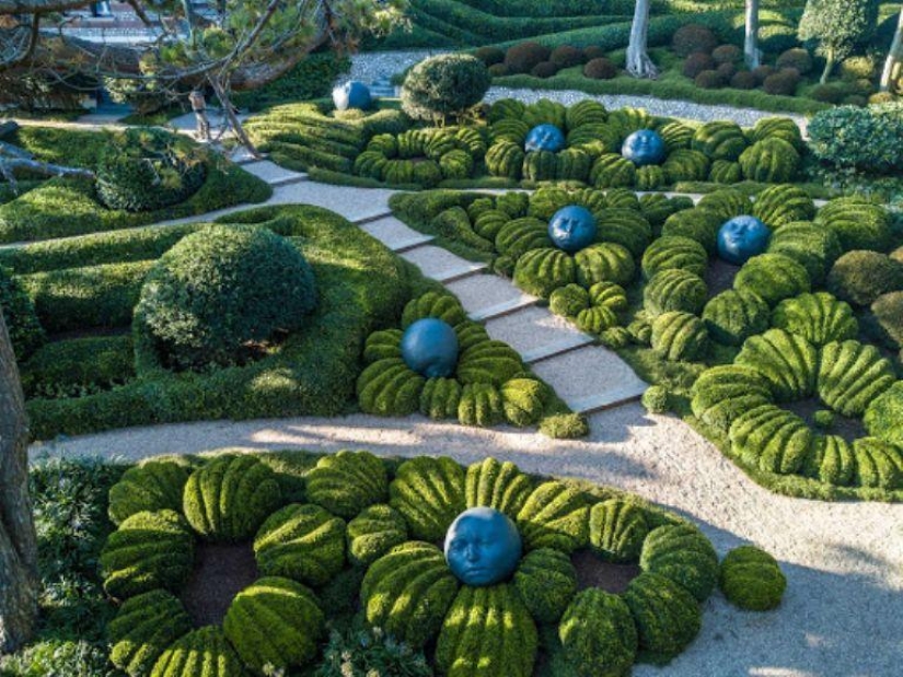 Etretat Gardens is an amazing and crazy place, imbued with the spirit of creativity Etretat Gardens is an amazing and crazy place, imbued with the spirit of creativity