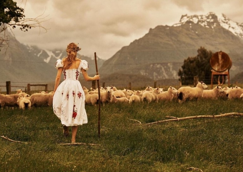 Experimentos fotográficos de Lachlan Bailey: supermodelos en una granja y erotismo en campos polvorientos Experimentos fotográficos de Lachlan Bailey: supermodelos en una granja y erotismo en campos polvorientos