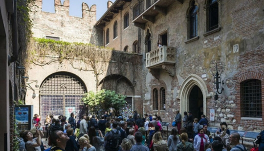 Fake attractions that gather crowds of tourists ready to believe in any fairy tales Fake attractions that gather crowds of tourists ready to believe in any fairy tales