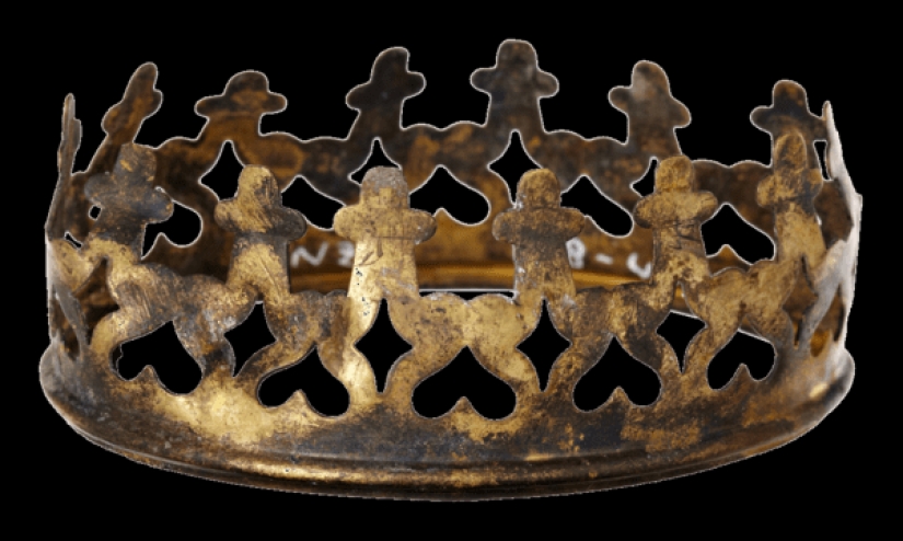 False teeth, Soviet badges and firearms: the 700 finds from the bottom of the canals in Amsterdam