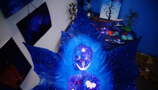 Fantastic worlds on dry maple leaves