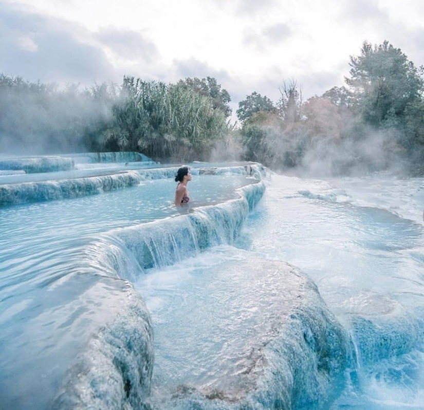 Fantástica belleza términos Saturnia: la laguna azul, el cielo en la tierra