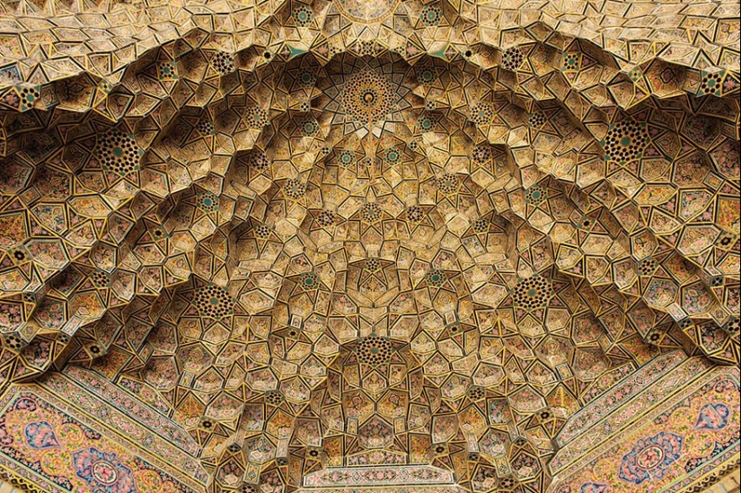 Fascinating and hypnotizing arches of mosques