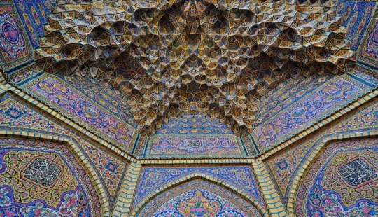 Fascinating and hypnotizing arches of mosques Fascinating and hypnotizing arches of mosques