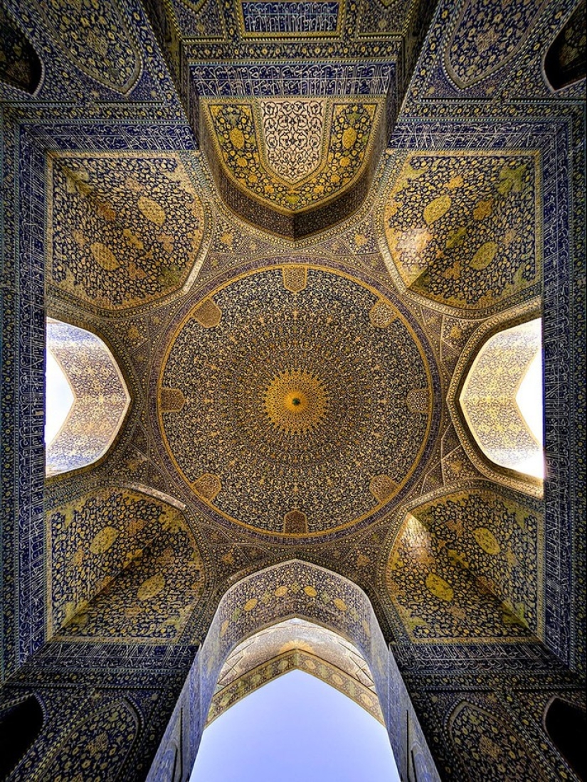 Fascinating and hypnotizing arches of mosques