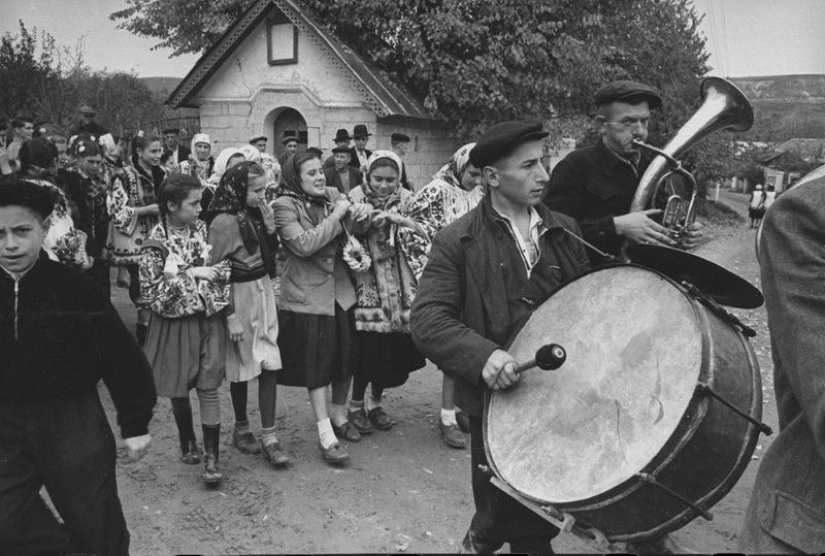 Features of a Soviet-style wedding celebration Features of a Soviet-style wedding celebration