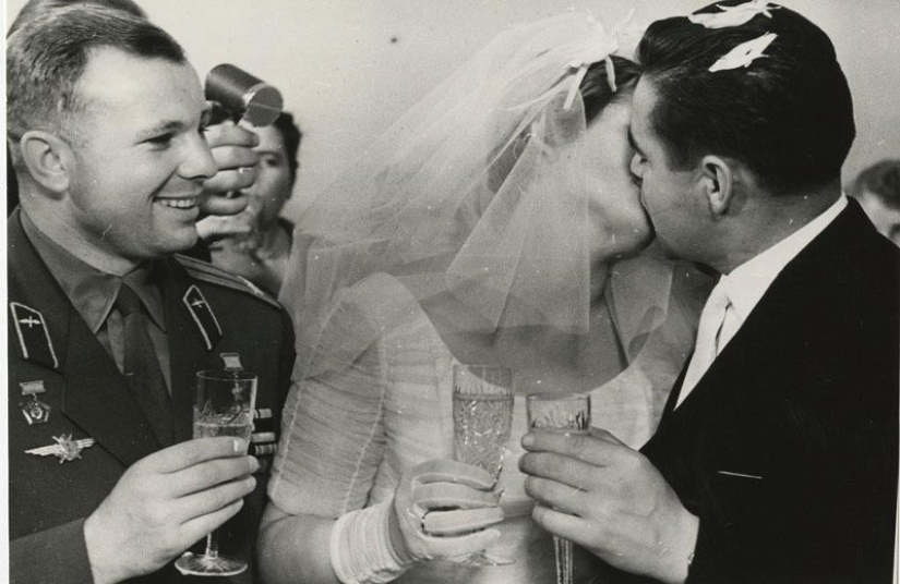 Features of a Soviet-style wedding celebration Features of a Soviet-style wedding celebration