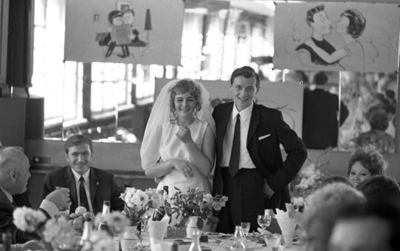 Features of a Soviet-style wedding celebration Features of a Soviet-style wedding celebration