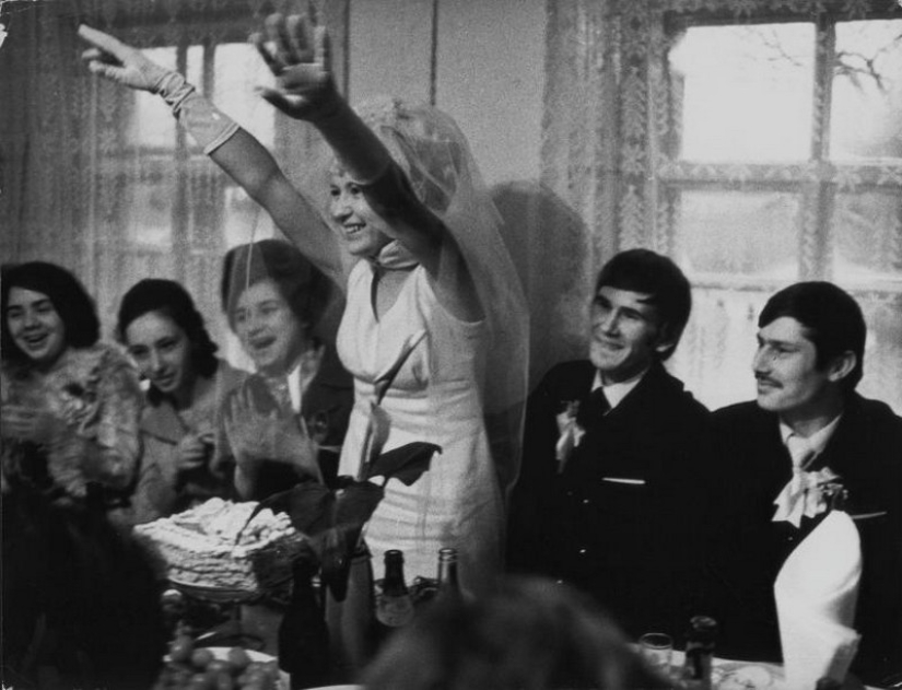 Features of a Soviet-style wedding celebration Features of a Soviet-style wedding celebration