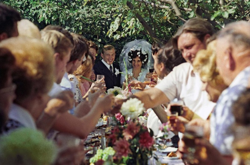 Features of a Soviet-style wedding celebration Features of a Soviet-style wedding celebration