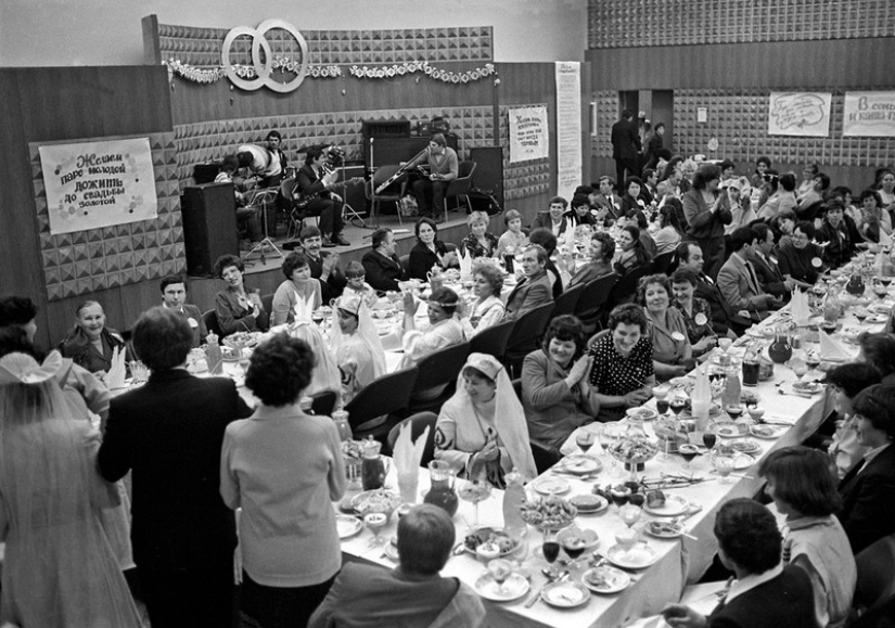 Features of a Soviet-style wedding celebration Features of a Soviet-style wedding celebration