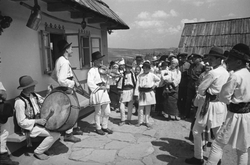 Features of a Soviet-style wedding celebration Features of a Soviet-style wedding celebration