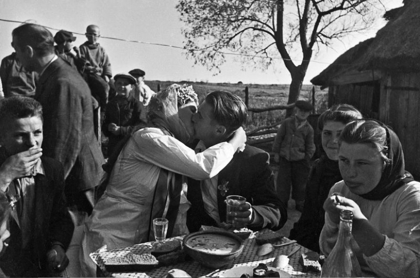 Features of a Soviet-style wedding celebration Features of a Soviet-style wedding celebration