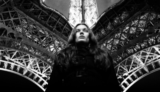 Femininity, peace and romance in the photos of Adrian Nina Femininity, peace and romance in the photos of Adrian Nina