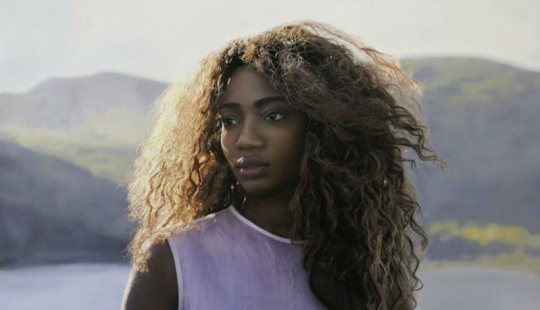 Few people can see what is wrong with these photos of women