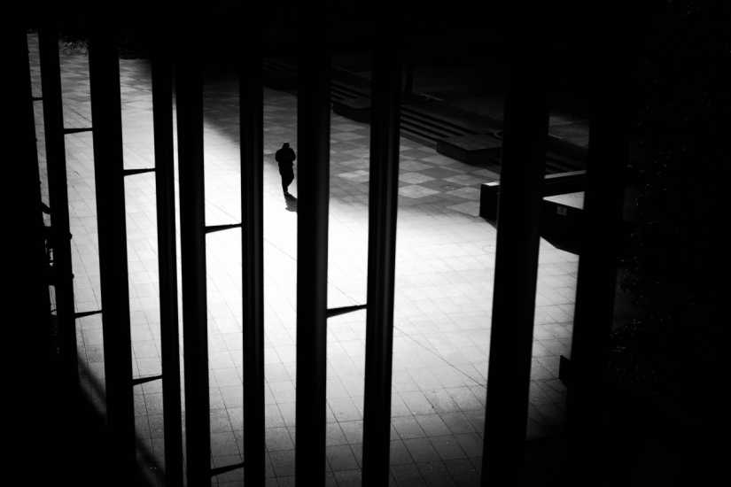 Figuras solitarias en un mundo en blanco y negro: imágenes fascinantes de un fotógrafo japonés Figuras solitarias en un mundo en blanco y negro: imágenes fascinantes de un fotógrafo japonés