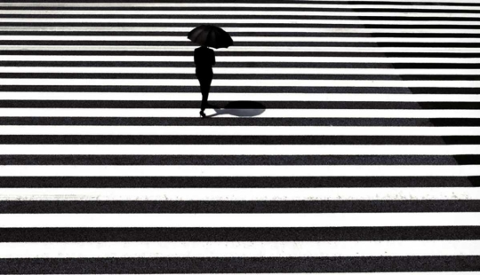 Figuras solitarias en un mundo en blanco y negro: imágenes fascinantes de un fotógrafo japonés