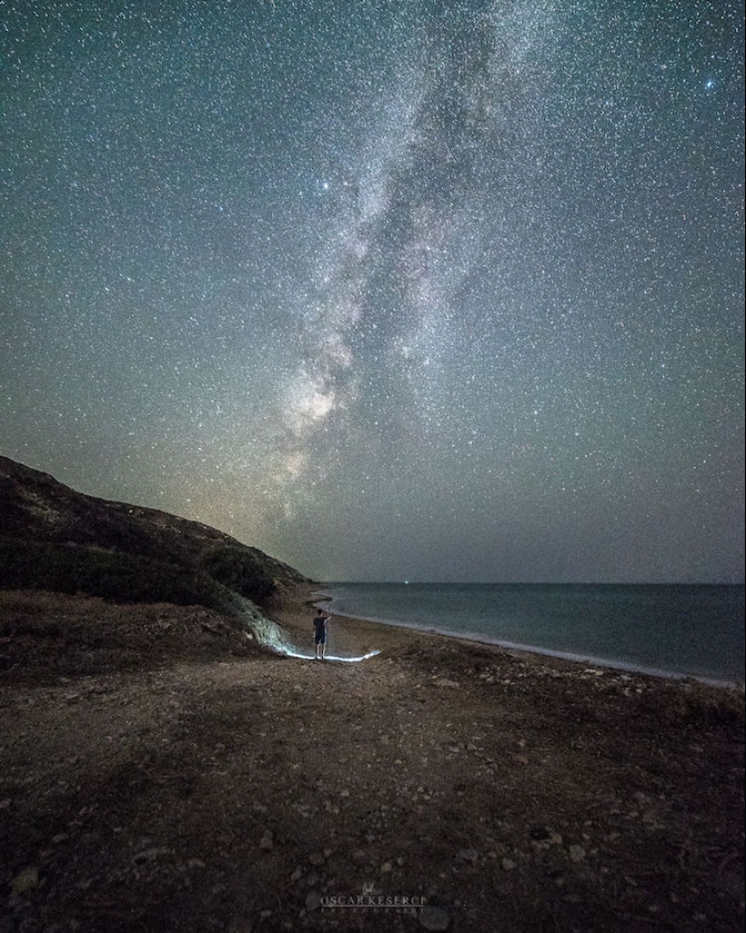Finn deambula solo bajo las estrellas y hace fotos fascinantes Finn deambula solo bajo las estrellas y hace fotos fascinantes