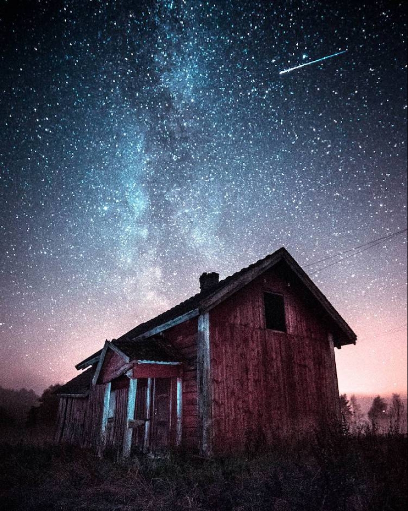 Finn deambula solo bajo las estrellas y hace fotos fascinantes Finn deambula solo bajo las estrellas y hace fotos fascinantes