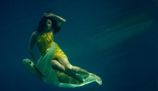 Flying under water in the wonderful photo works of Katerina Bodrunova