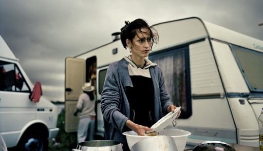 Forget about jeans and a love marriage: 10 rules of life for girls in a gypsy camp