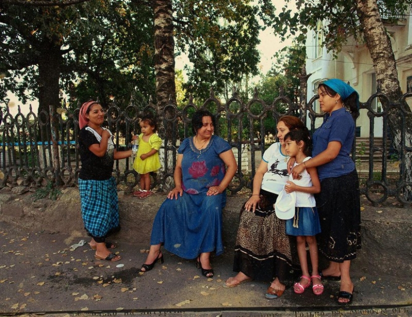 Forget about jeans and a love marriage: 10 rules of life for girls in a gypsy camp Forget about jeans and a love marriage: 10 rules of life for girls in a gypsy camp
