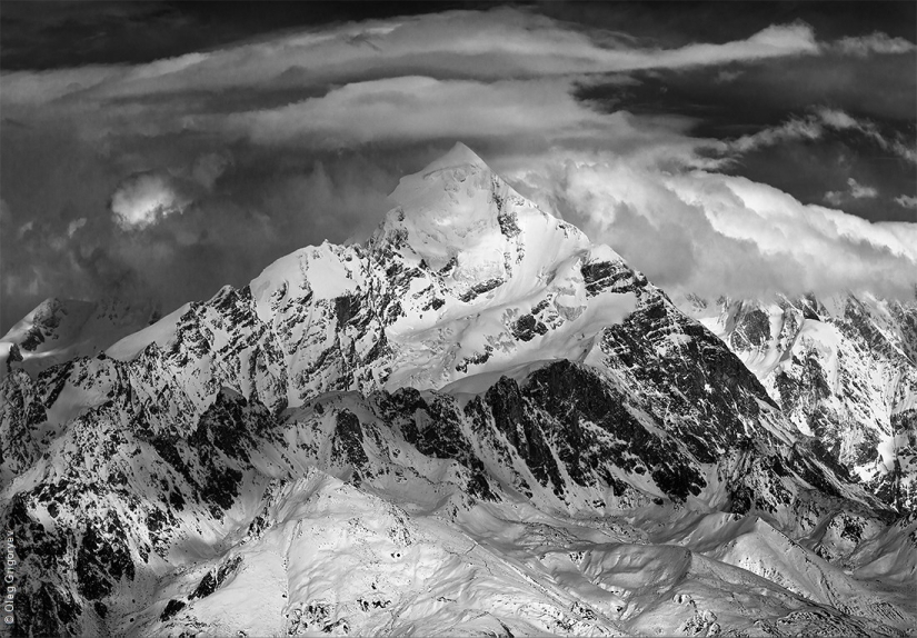 Fotografía en blanco y negro de las montañas Fotografía en blanco y negro de las montañas