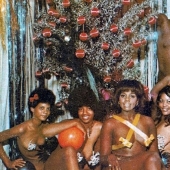 Fotos divertidas debajo del árbol de Navidad de álbumes antiguos Fotos divertidas debajo del árbol de Navidad de álbumes antiguos