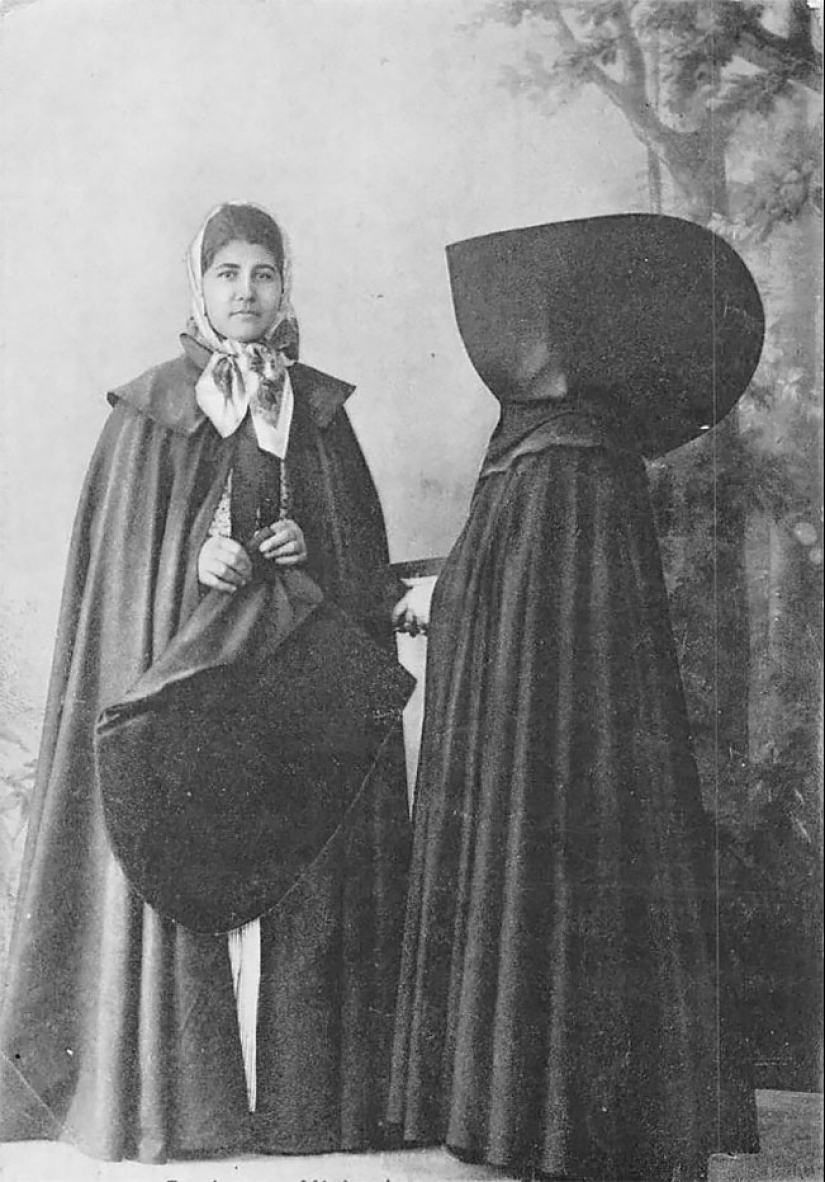 Fotos vintage de mujeres portuguesas en capuchas gigantes de las Azores