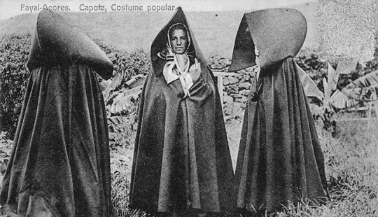 Fotos vintage de mujeres portuguesas en capuchas gigantes de las Azores