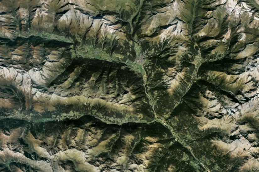 Fractal patterns on the surface of the Earth