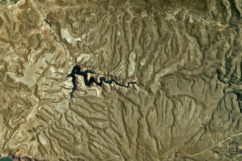 Fractal patterns on the surface of the Earth