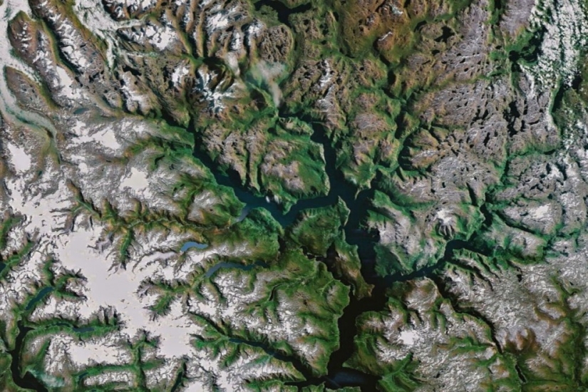 Fractal patterns on the surface of the Earth