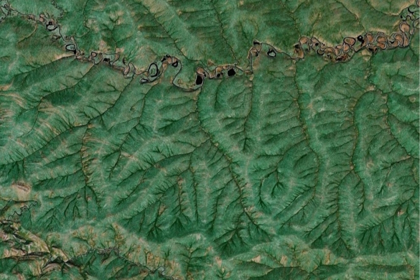 Fractal patterns on the surface of the Earth